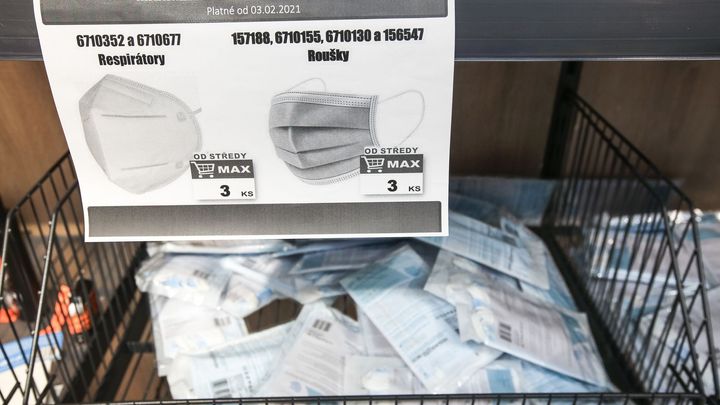 Češi hromadně skupují respirátory. Nedostatek tentokrát nehrozí, vyrábí se v tuzemsku