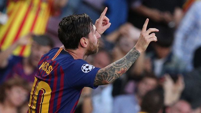 Lionel Messi slaví svůj první gól do sítě Eindhovenu
