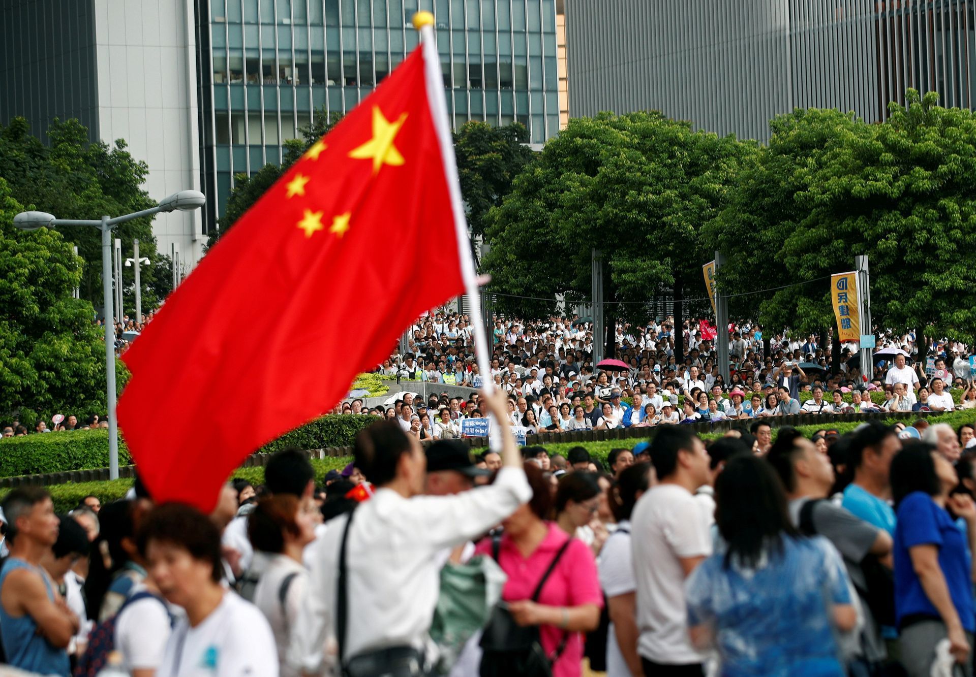 Stoupenci hongkongské vlády volají po ukončení násilí