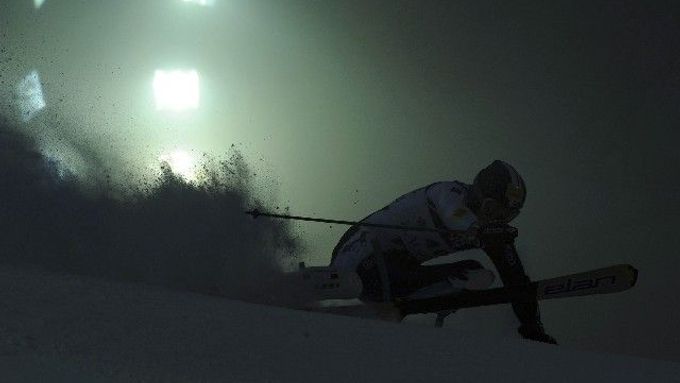Kryštof Krýzl na trati slalomu SP v Záhřebu pod umělým osvětlením.