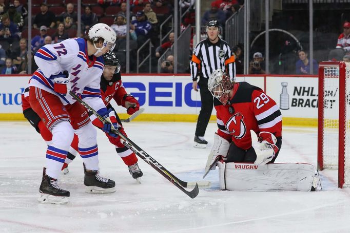 Filip Chytil, útočník New York Rangers, se pokouší vyzrát na gólmana Mackenzieho Blackwooda z New Jersey