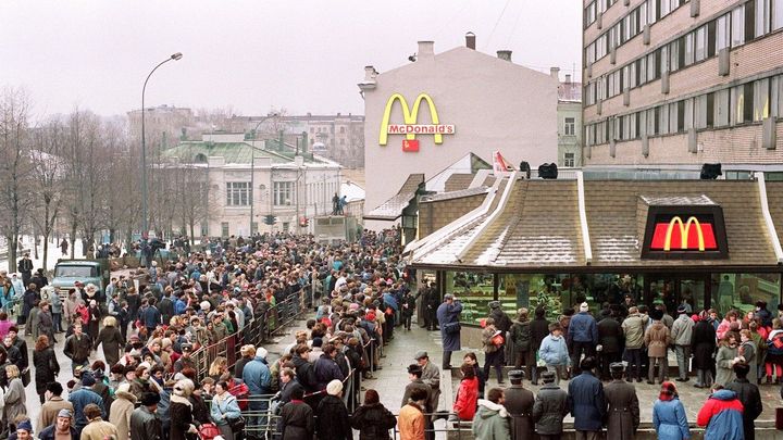 Úsměv chápali jako výsměch. McDonald's byl pro Rusy zjevením, už zbudou jen vzpomínky; Zdroj foto: Profimedia.cz