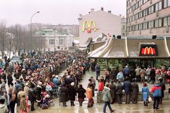 McDonald's prodá ruské pobočky. Snímky ukazují těžké začátky, kdy i úsměv byl agresí