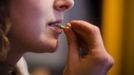 Robin Pickell, a 'freegan', eats a green bean that was scavenged in Vancouver, British Columbia April 11, 2012. A 'Freegan' is someone who gathers edible food from the garbage bins of grocery stores or food stands that would otherwise have been thrown away. Freegans aim to spend little or no money purchasing food and other goods, not through financial need but to try to address issues of over-consumption and excess. Picture taken April 11, 2012. REUTERS/Ben Nelms (CANADA - Tags: SOCIETY) ATTENTION EDITORS PICTURE 07 OF 21 FOR PACKAGE 'DUMPSTER DIVING FOR FOOD' Published: Kvě. 15, 2012, 11:58 dop.