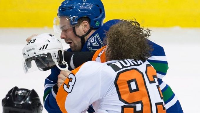 Podívejte se na bitku Jakuba Vroáčka s Danem Hamhuisem ze závěru skončené sezony NHL
