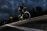 Aby cyklisté mohli extrémně dlouhé etapy dokončit, museli jet i za tmy.