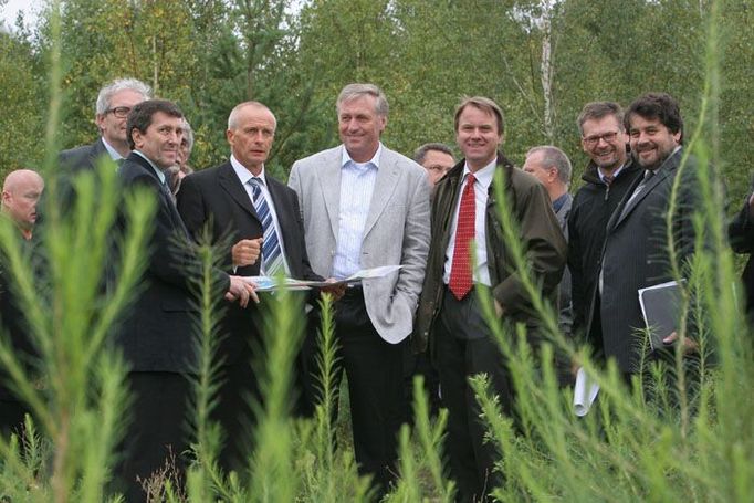 Ředitel Sokolovské uhelné František Štěpánek ukazuje lesní rekultivaci nad bývalými lomy Medard a Libík. Nejlépe se daří modřínům. Není to původní druh, ale dá se prodat.