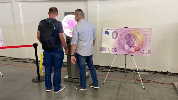 Po Gottovi Bohdalová. O sběratelské "eurobankovky" je zájem, experti kroutí hlavou; Zdroj foto: Martin Moc