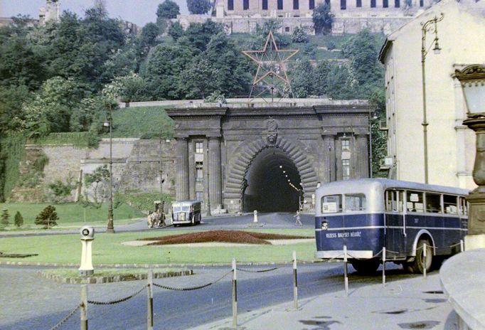 Tunel pod Hradním vrchem (Várhegy) v Budapešti na snímku z roku 1958.