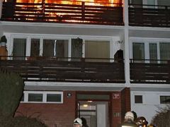 Pražští hasiči likvidovali 31. prosince po 22:00 požár bytu v ulici V Křovinách v Praze 4. Zřejmě ho způsobila zábavní pyrotechnika, které přiletěla na balkon.
