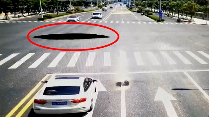 Před řidičem se náhle propadla země. Jeho reakce přihlížející šokovala, ukazuje video; Zdroj foto: Asociated Press
