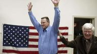 Kandidát demokratů na senátora Jon Tester (vlevo) zdraví publikum svého mítingu v Hamiltonu, stát Montana.