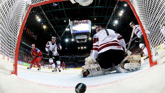 Chce vidět hokej z ptačí perspektivy nebo například očima puku, který právě skončil v brance? Tak neváhejte a prohlédněte si další obrázky v této galerii.