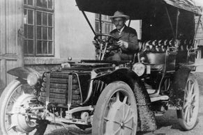 Vymyslel Brouka i tanky pro nacisty. Ferdinand Porsche byl kontroverzní osobnost