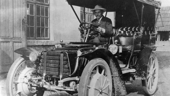Ferdinand Porsche za volantem automobilu Lohner-Porsche v roce 1903.