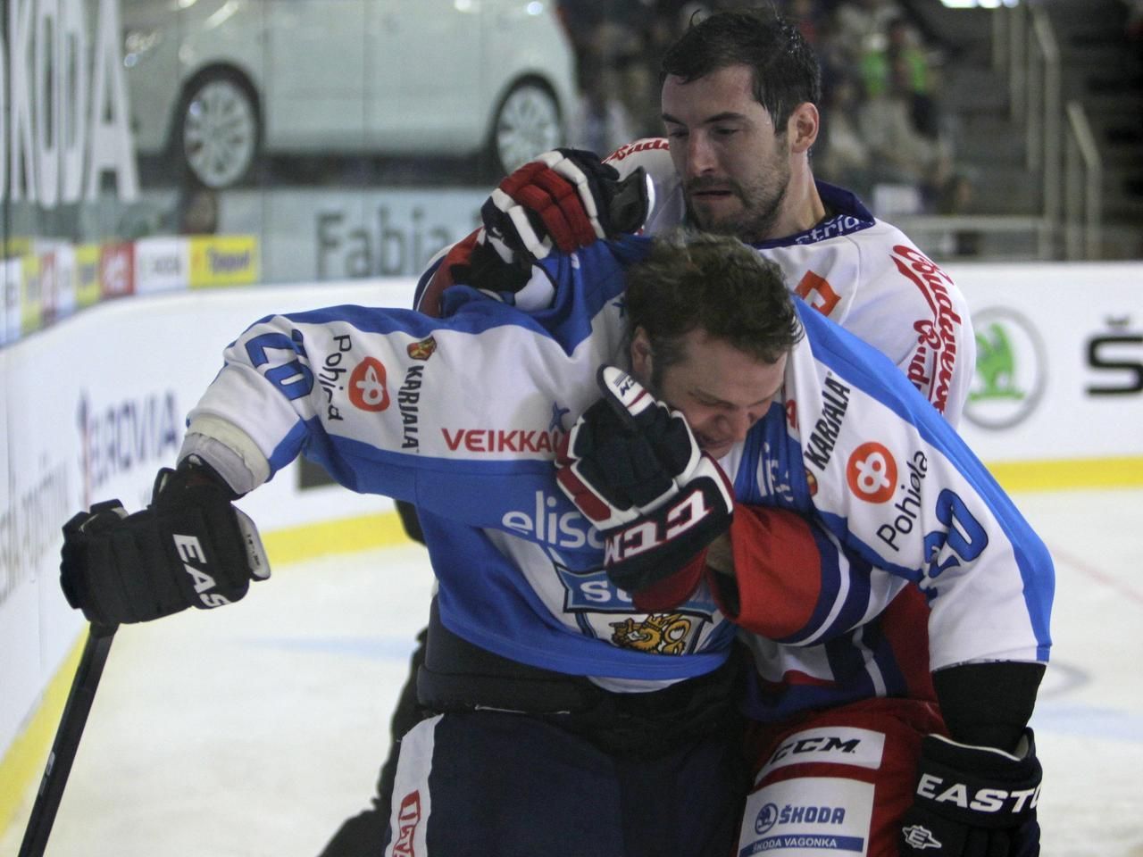 Petr Čáslava při bitce v zápase Česko - Finsko