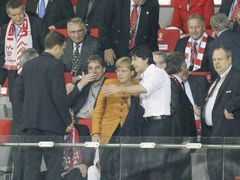 Kancléřka Merkelová fotbal na Euru hodně prožívá. Na snímku si zřejmě nechává od kouče Löwa vysvětlovat, proč se ocitl při zápase s Rakouskem na tribuně.