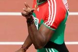 Portugalský sprinter Francis Obikwelu spokojeně gestikuluje v cíli rozběhu na 100 metrů.