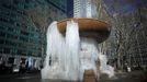 A fountain partially frozen into ice is seen at Bryant Park in New York, January 24, 2013. Frigid arctic air held the U.S. Midwest and Northeast in its icy grip on Wednesday, with the cold so dangerous that municipal emergency warming centers opened up and ski resorts shut down. Wintry conditions from Minneapolis to Washington marked the coldest conditions in many parts of the United States in four years, but were nowhere near the record lows for January, meteorologists said. REUTERS/Eduardo Munoz (UNITED STATES - Tags: ENVIRONMENT SOCIETY) Published: Led. 24, 2013, 7:32 odp.