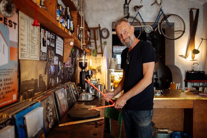 Pracuje jako zvukař pro Dana Bártu, pro kapely Gaia Mesiah nebo J.A.R. Na bicí pak hraje ve vlastní kapele Spermbankers a Sketa fotr.