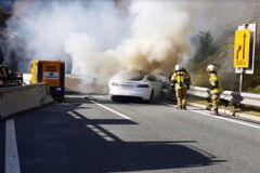 Poradí si čeští hasiči s elektromobily? Potřebují na to vybavení za stovky milionů