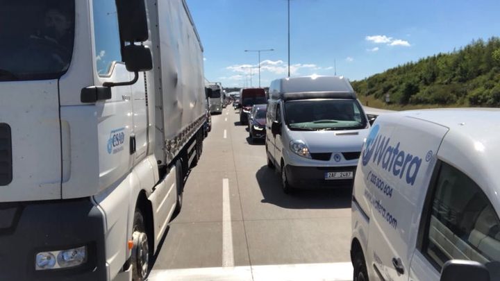 Doprava na D1 opět stojí. U Větrného Jeníkova se srazilo osobní auto s nákladním