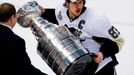 Kapitán Pitsburghu Sydney Crosby zvedá po sedmém finálovém duelu Stanley Cup