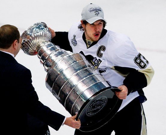 Kapitán Pitsburghu Sydney Crosby zvedá po sedmém finálovém duelu Stanley Cup