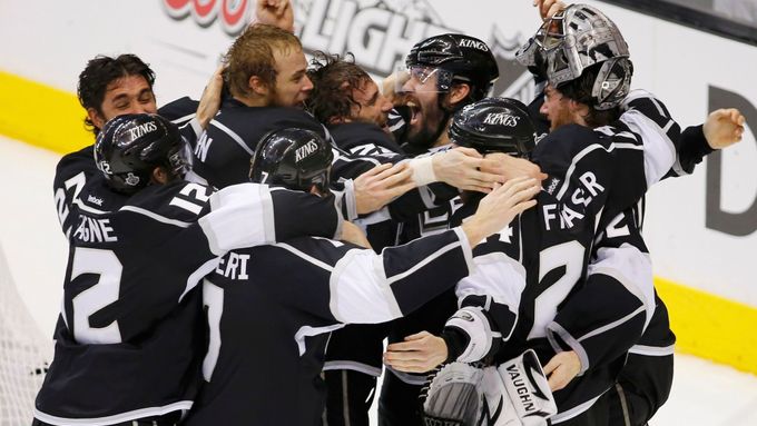 Hokejisté Los Angeles Kings se radují, vyhráli Stanley Cup.