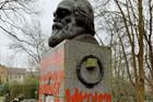Marxův hrob v Londýně znovu poničil vandal. "Architekt genocidy", napsal na něj rudě