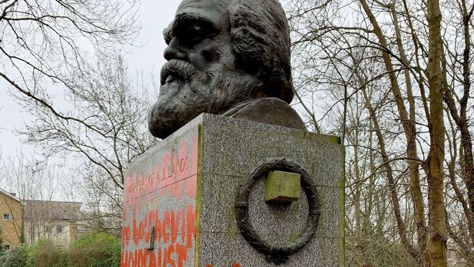 Počmáraný Marxův hrob.