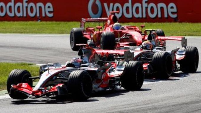 Alonso, Hamilton oba McLaren před Massou na Ferrari během Velké ceny Itálie v Monze.