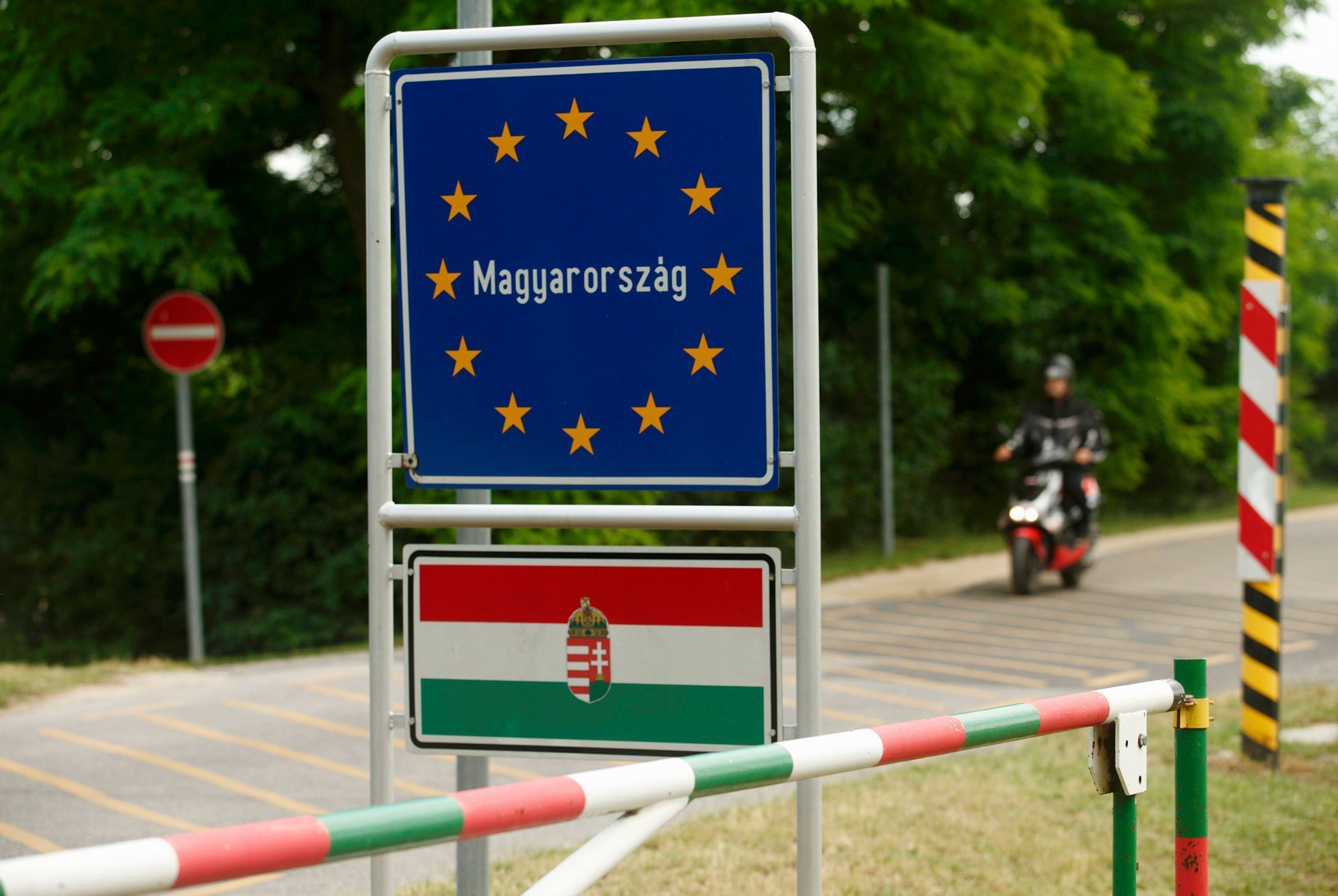 Běženci po přechodu srbsko-maďarské hranice u města Asotthalom