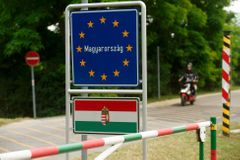 Tisíce policistů proti migrantům. Maďarsko posiluje u hranic