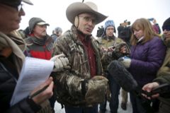 Přestřelka na dálnici skončila smrtí. Okupaci parku farmáři nevzdali, čekají válku s FBI