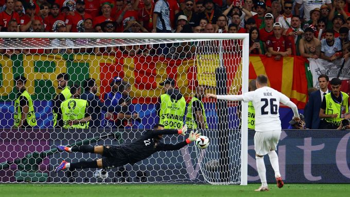 Diogo Costa v brance Portugalska likviduje jednu ze tří penalt, které Slovinsku v rozstřelu osmifinále Eura zneškodnil
