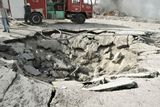 Kráter po jedné z explozí, jež ráno 10. května otřásly syrskou metropolí.