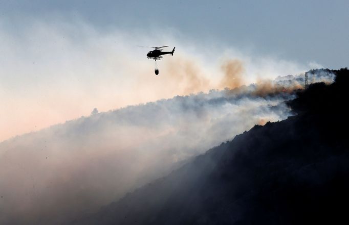 Helikoptéra hasící požár nedaleko Peyrolles.