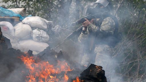 Příslušníci ukrajinských bezpečnostních sil u kontrolního stanoviště na okraji Slavjansku. (24. dubna 2014)