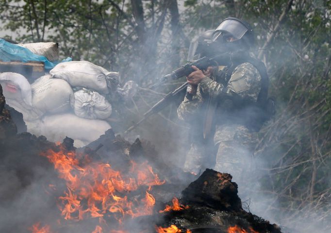 Příslušníci ukrajinských bezpečnostních sil u kontrolního stanoviště na okraji Slavjansku. (24. dubna 2014)