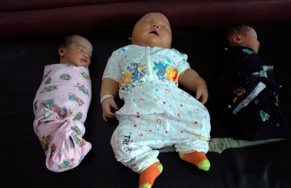 Indonéská žena přivedla na svět 9kilové dítě