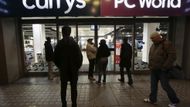 Takto to vypadalo v páteční ráno před obchodem Currys PC World na Tottenham Court Road v Londýně.