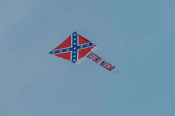 Protest fanoušků NASCAR proti zákazu konfederační vlajky v blízkosti oválu Talladega Superspeedway - letadlo vedle praporu táhlo i nápis "Nahraďte NASCAR".