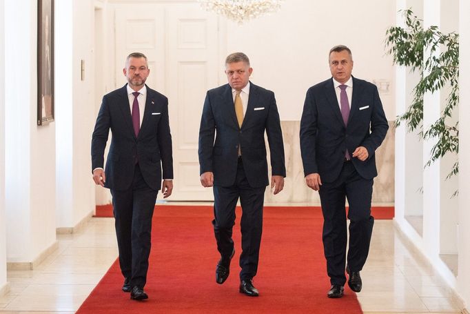 Peter Pellegrini, Robert Fico a Andrej Danko se chystají podepsat koaliční dohodu, snímek z 16. října 2023