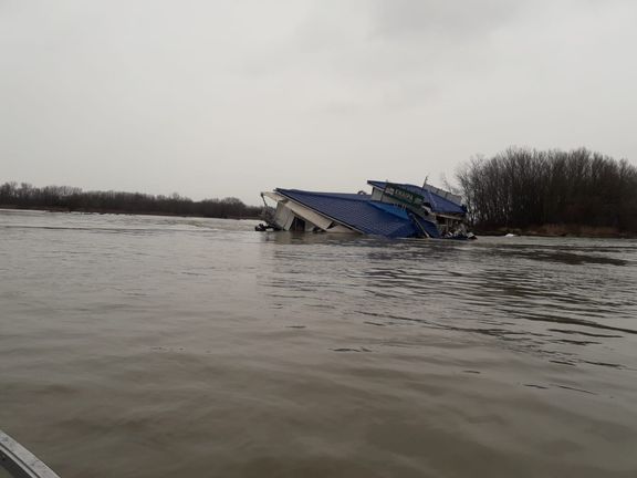 V Bratislavě se dnes dopoledne na Dunaji utrhl ponton se známou restaurací Knajpa. (25. prosince 2018)
