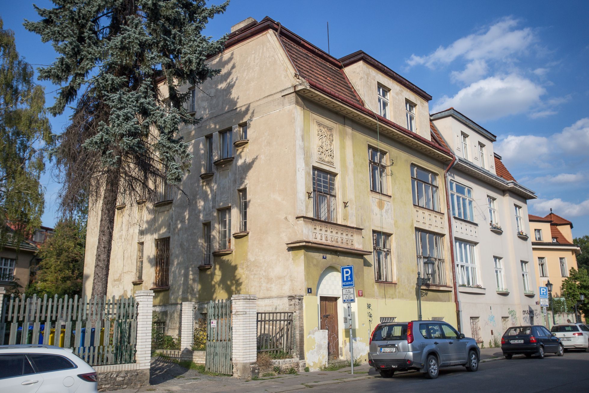 Prázdné domy v okolí Pražského hradu