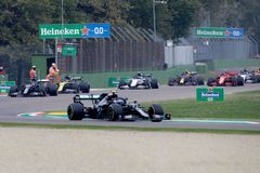 Po hektickém finiši Hamilton vyhrál premiérovou Velkou cenu Emilie-Romagny
