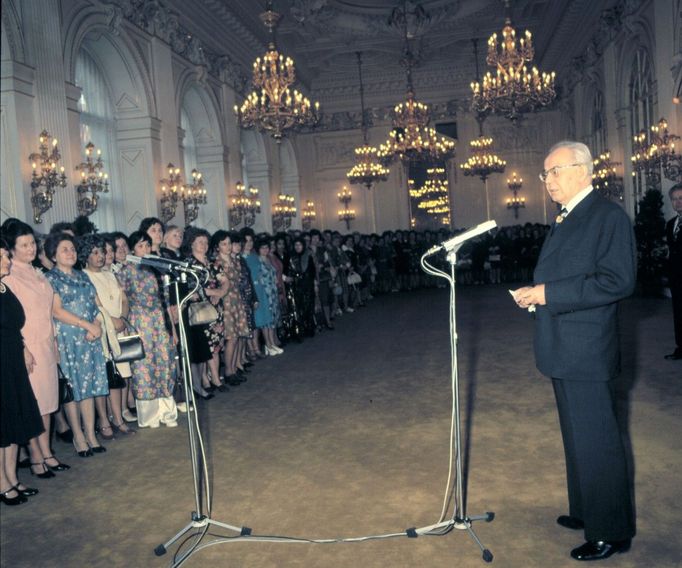 Prezident ČSSR Gustáv Husák na Pražském hradě s delegací žen u příležitosti oslav MDŽ. Rok 1977.