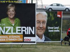 Steinmeier ve stínu Merkelové. Platí to nejen o volebních plakátech. Podle průzkumů ale náskok kancléřky stahuje.