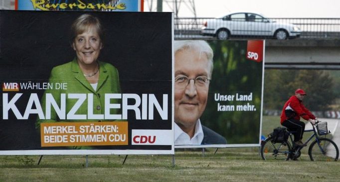 Kancléřka Angela Merkelová a její vyzyvatel Frank-Walter Steinmeier na billboardech. Kdo přesvědčí voliče spíš, že má recept na krizi?